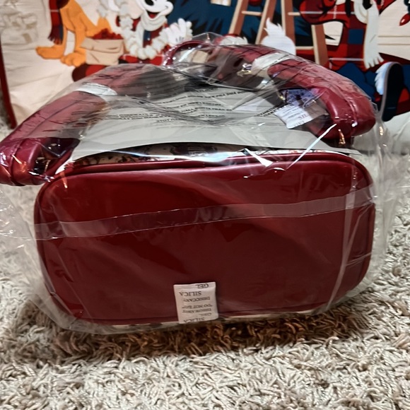 Loungefly Snow White backpack NWT includes keychain! - Picture 5 of 5